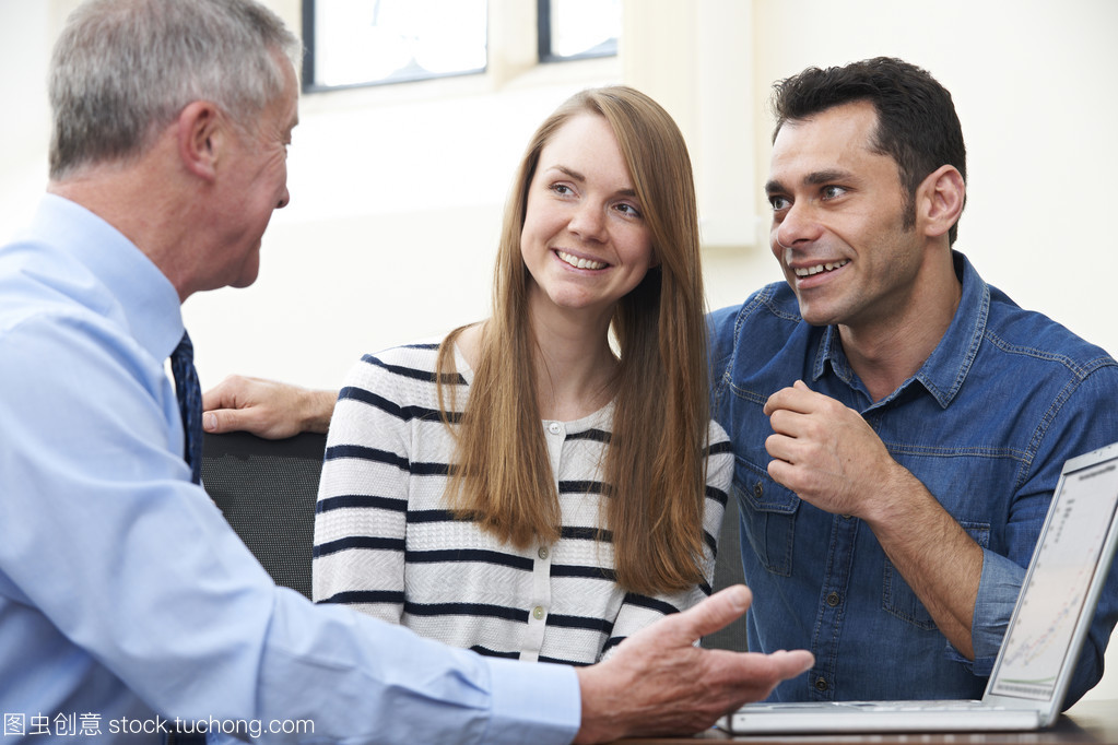 資本投資咨詢 夫婦與財(cái)務(wù)顧問的辦公室對(duì)話